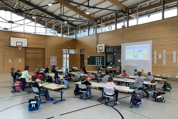 Unterricht 1. Klasse in der Turnhalle