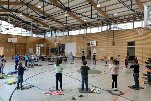 Unterricht 1. Klasse in der Turnhalle